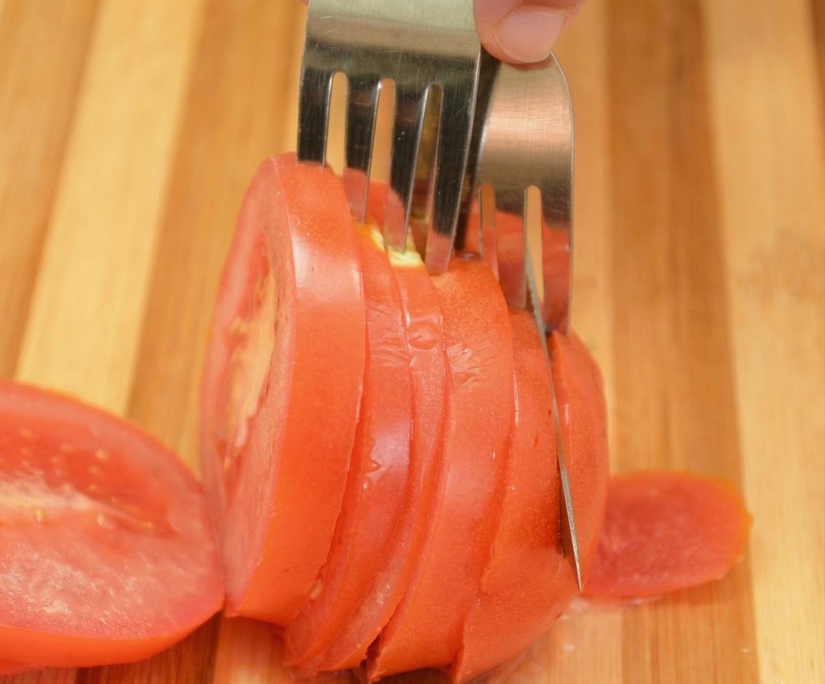 포크 이용해 껍질이 미끄러운 토마토 손쉽게 썰기. / 유튜브 'Kitchen Craft'