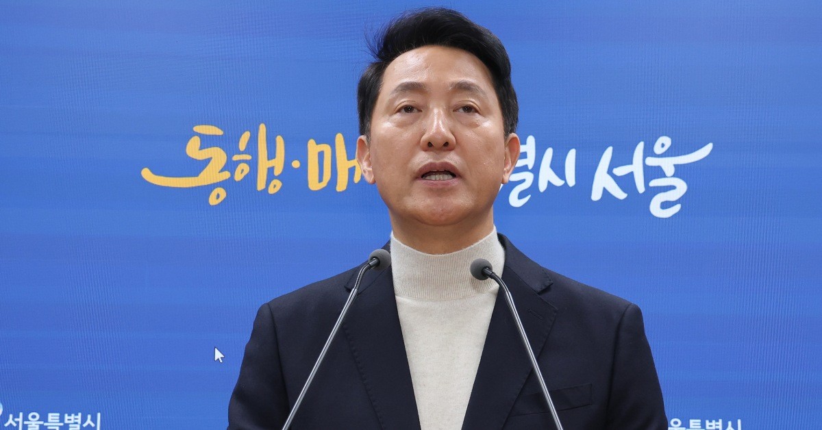 오세훈 서울시장이 17일 서울시청 브리핑룸에서 기자회견을 열고 6·3 지방선거 공천 신청과 관련해 입장을 밝히고 있다. 오 시장은 국민의힘에 '절윤(윤석열 전 대통령과의 절연) 결의문'에 이어 '윤 어게인 청산'을 위한 실질적인 후속 조치를 요구하면서 6·3 지방선거 공천 신청을 미뤄왔다. / 연합뉴스