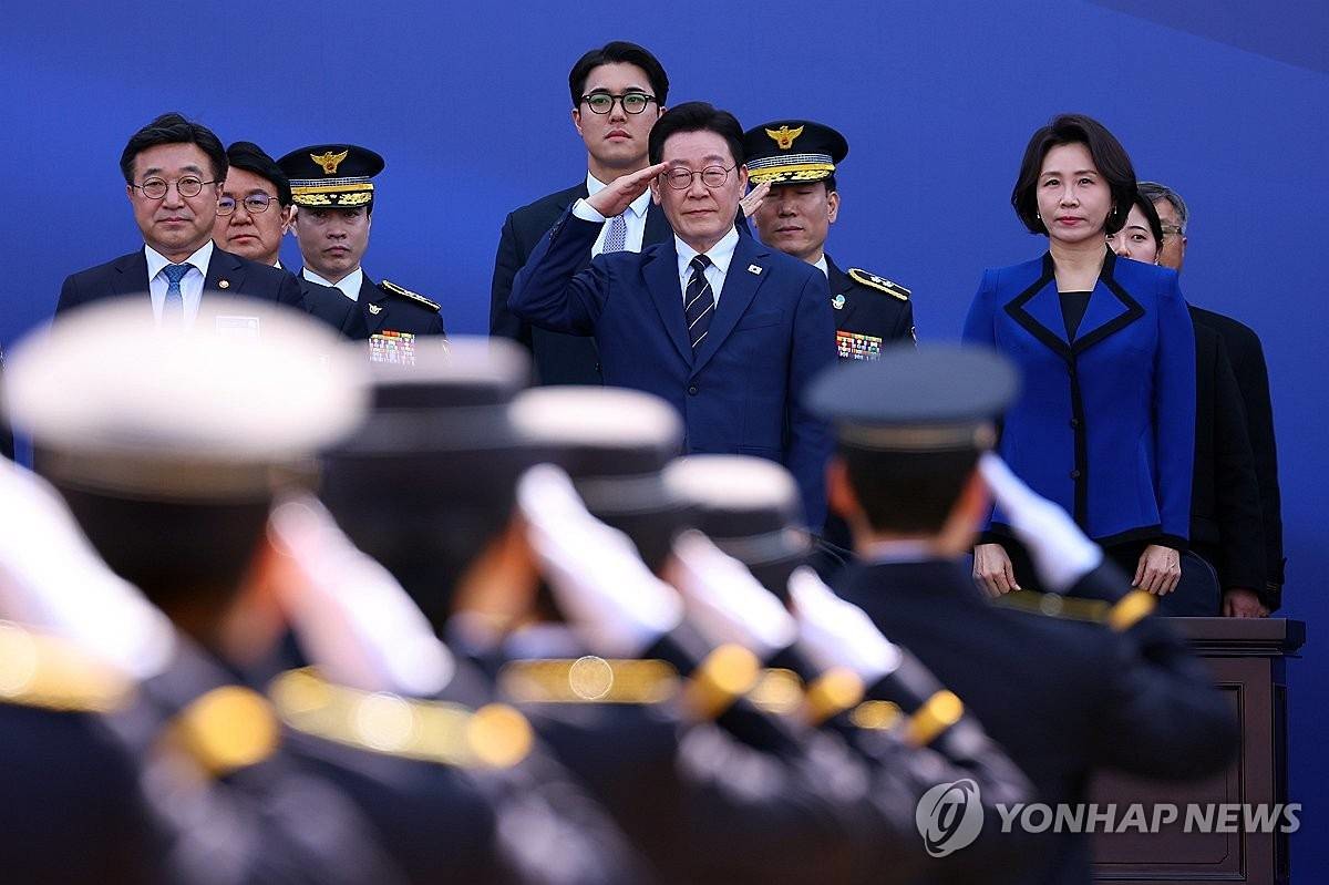 이재명 대통령이 17일 충남 아산 경찰대학에서 열린 2026년 신임 경위·경감 임용식에서 경례하고 있다 / 연합뉴스