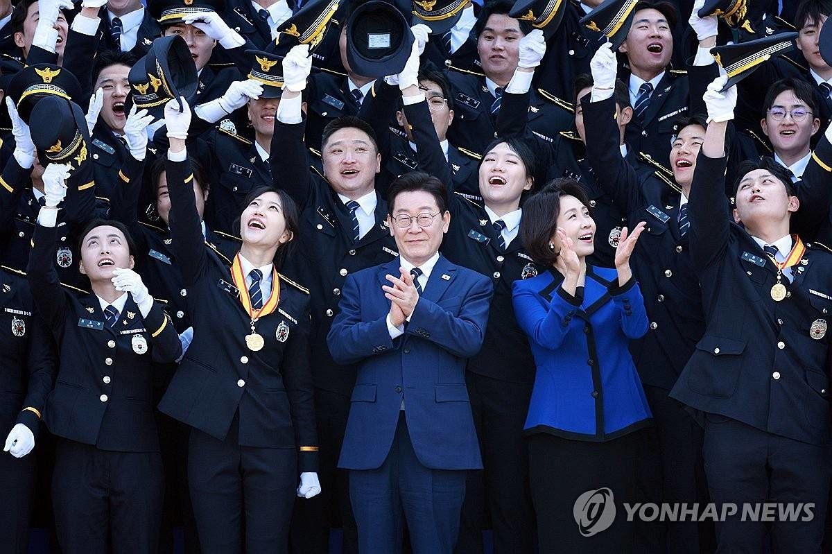 이재명 대통령과 김혜경 여사가 17일 충남 아산 경찰대학에서 열린 2026년 경위·경감 임용식에서 신임 경찰관들과 기념 촬영을 하고 있다 / 연합뉴스