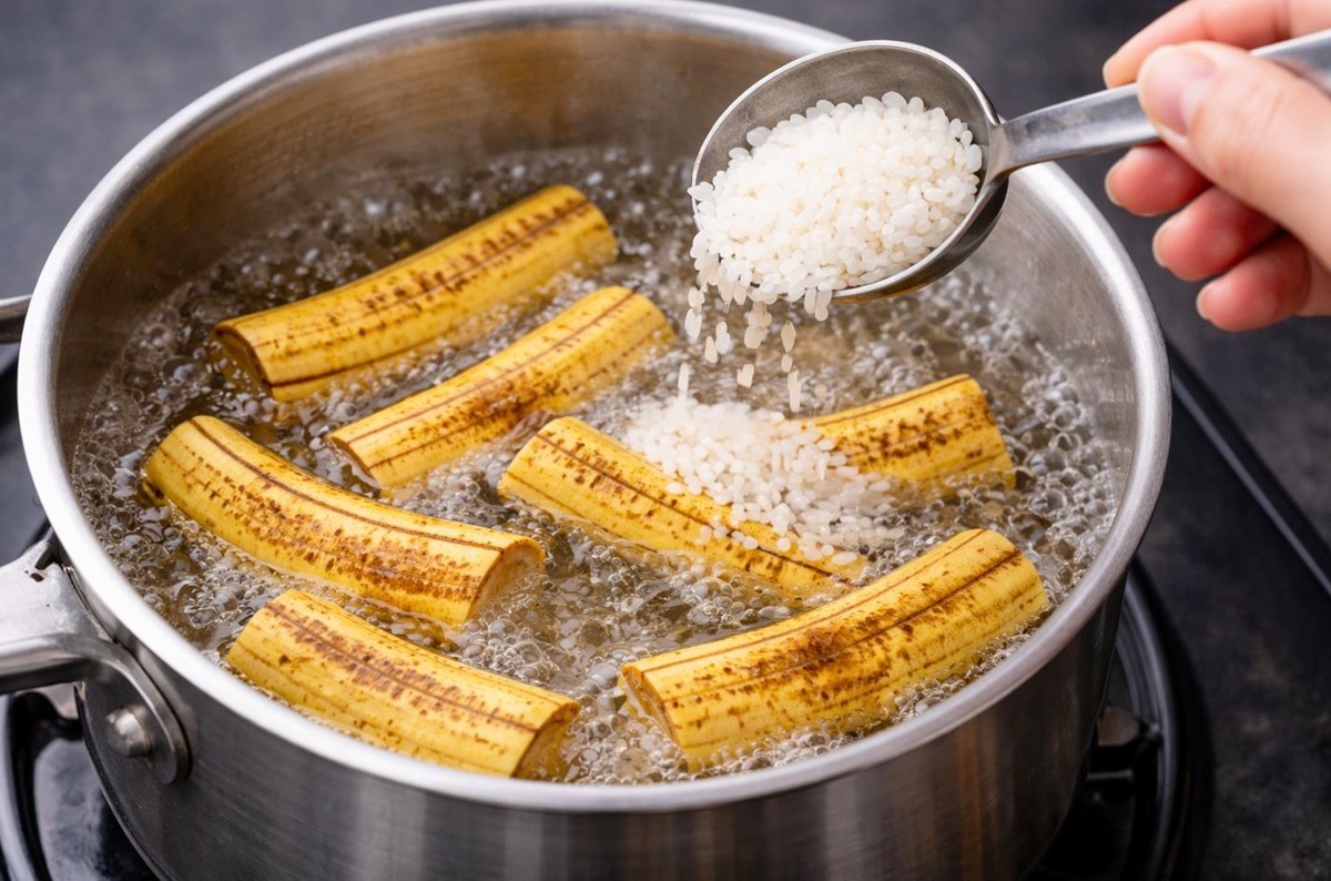 바나나껍질에 흰쌀을 넣고 끓이는 모습. 기사 이해를 돕기 위해 AI를 활용해 제작한 자료 사진입니다. 실제 모습과 다소 차이가 있을 수 있습니다.