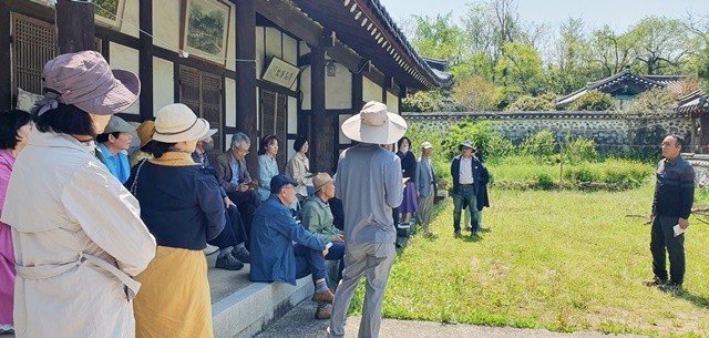 나주시가 KB금융그룹이 추진하는 문화예술 지원사업에 선정돼 4월부터 ‘우리한시 100수 산책 프로그램’을 운영한다. 사진은 2025년 백호문학관 한시강독 답사 장면