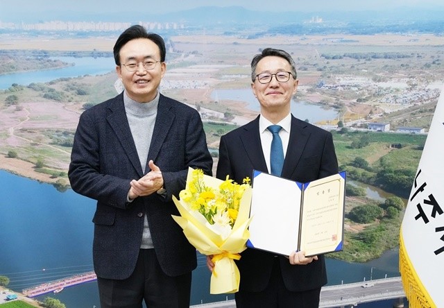 나주시가 지난 3월 13일 자로 재단법인 나주시농업농촌융복합산업진흥재단 부이사장(상임이사)에 김형목 씨(오른쪽)를 임용했다