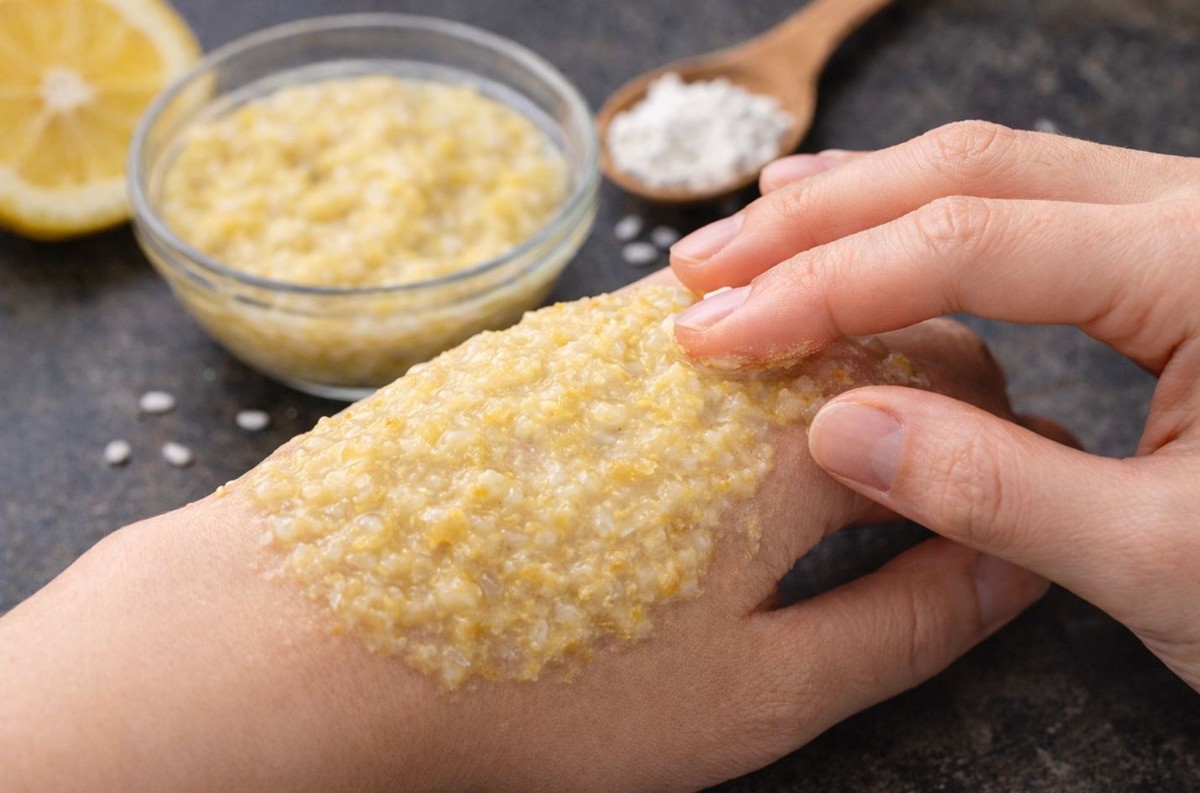 바나나껍질로 만든 천연 마스크팩 모습. 기사 이해를 돕기 위해 AI를 활용해 제작한 자료 사진입니다. 실제 모습과 다소 차이가 있을 수 있습니다.