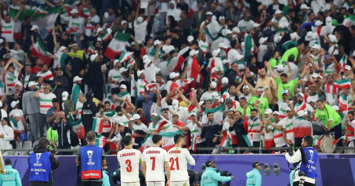 2024년 카타르 알라이얀 에듀케이션 시티 스타디움에서 열린 2023 아시아축구연맹(AFC) 아시안컵 조별리그 C조 최종전 이란과 아랍에미리트 경기에서 2대1로 승리를 거둔 이란 선수들이 팬들의 응원을 받으며 경기장을 나서고 있다. / 연합뉴스