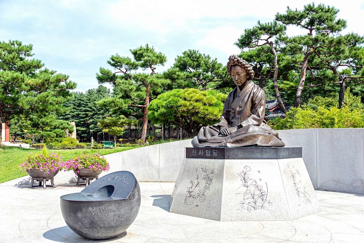 오죽헌 경내 신사임당 동상 / Sobeautiful-Shutterstock.com