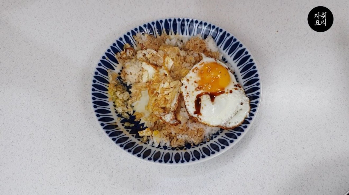 완성된 '간장밥'. / 유튜브 '자취요리신 simple cooking'