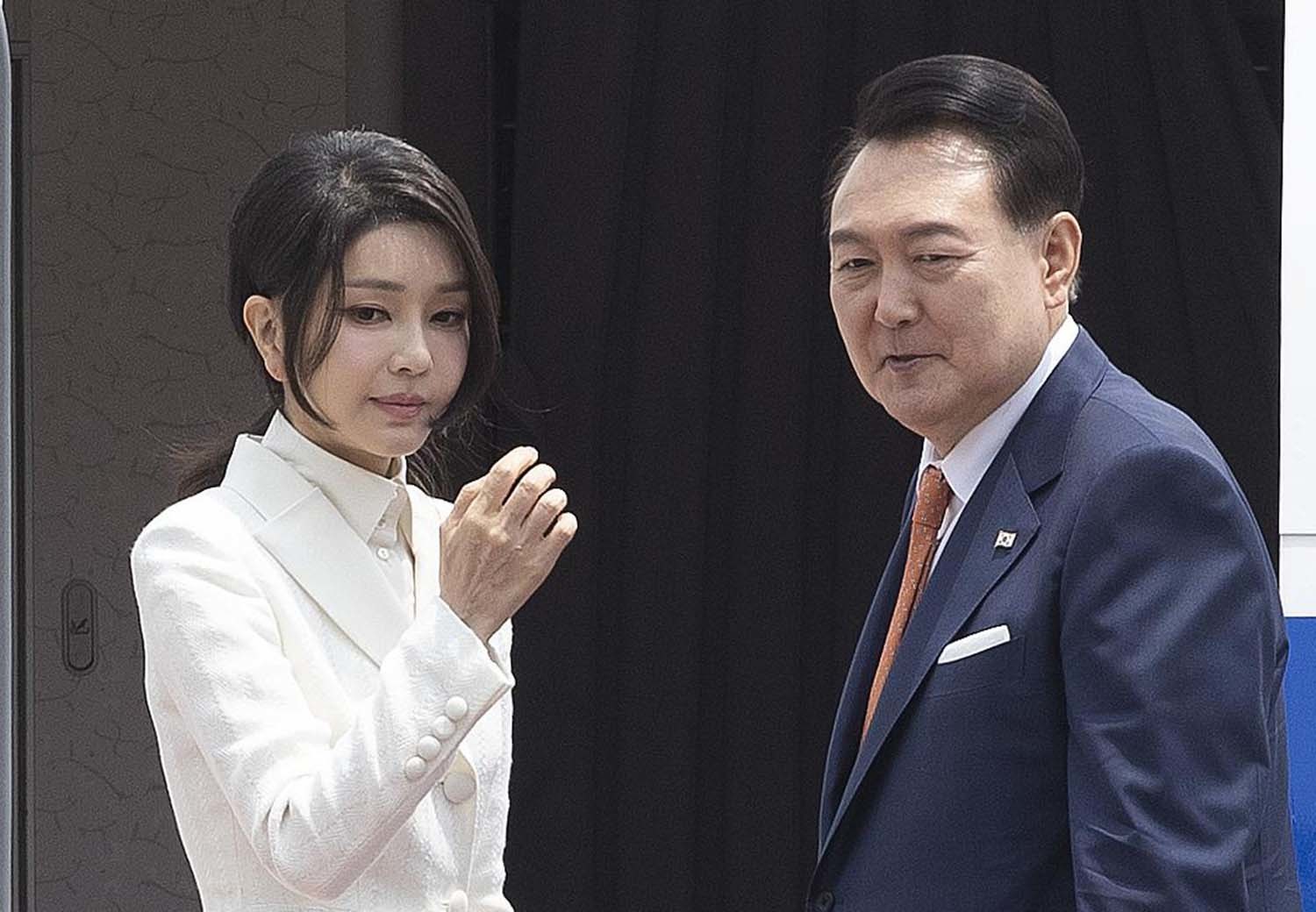 윤석열(오른쪽) 전 대통령과 그의 부인 김건희 여사. / 뉴스1