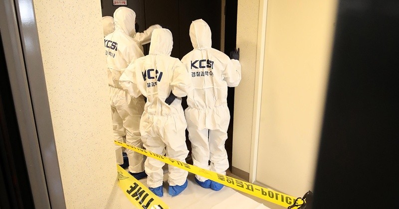 17일 부산 부산진구 한 아파트에서 50대 현직 항공사 기장 A 씨가 흉기에 찔려 숨진 채 발견된 가운데 경찰 과학수사대 관계자들이 사건 현장을 조사하고 있다. 용의자 B 씨는 A 씨와 같은 항공사에서 근무했던 기장이며, 경찰은 범행 직후 달아난 용의자를 추적하고 있다. / 뉴스1