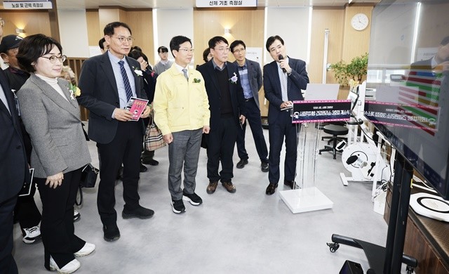 광산구가 17일 행복나루노인복지관에서 송정권 건강 돌봄 거점이 될 사회적처방 건강관리소 3호점 개소식을 연 가운데, 박병규 청장 등 참석자들이 시설을 살펴보고 있다.