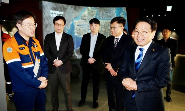 강기정 광주광역시장이 16일 포스코 광양제철소를 방문해 제철소 운영 현황을 살펴보고 에너지 운영 현황과 향후 전력 수급 계획 등을 청취하고 있다. /광주광역시 제공