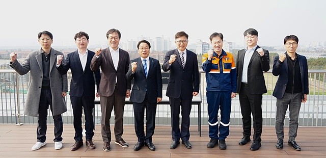 강기정 광주광역시장이 16일 포스코 광양제철소를 방문해 제철소 운영 현황을 살펴보고 에너지 운영 현황과 향후 전력 수급 계획 등을 청취한 후 기념촬영을 하고 있다. /광주광역시 제공