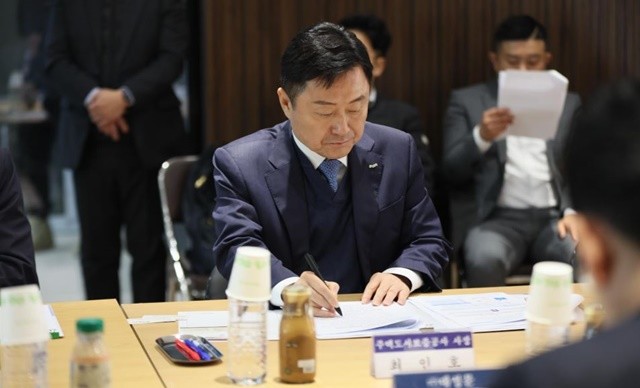 주택도시보증공사(HUG) 최인호 사장이 부산지역 미분양 사업장을 직접 찾아 현장 점검에 나섰다. 부산의 미분양 문제가 지역 건설업계와 고용, 상권 전반에 미치는 영향이 큰 만큼, 현장 목소리를 반영한 제도 개선에 속도를 내겠다는 취지다. / 사진제공=HUG