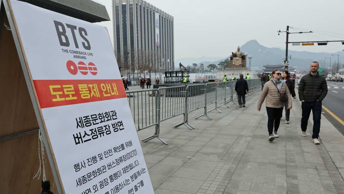BTS(방탄소년단) 컴백 라이브 ARIRANG(아리랑)을 앞둔 16일 서울 종로구 광화문 광장 인근에 도로 통제 안내문이 설치돼 있다. / 뉴스1