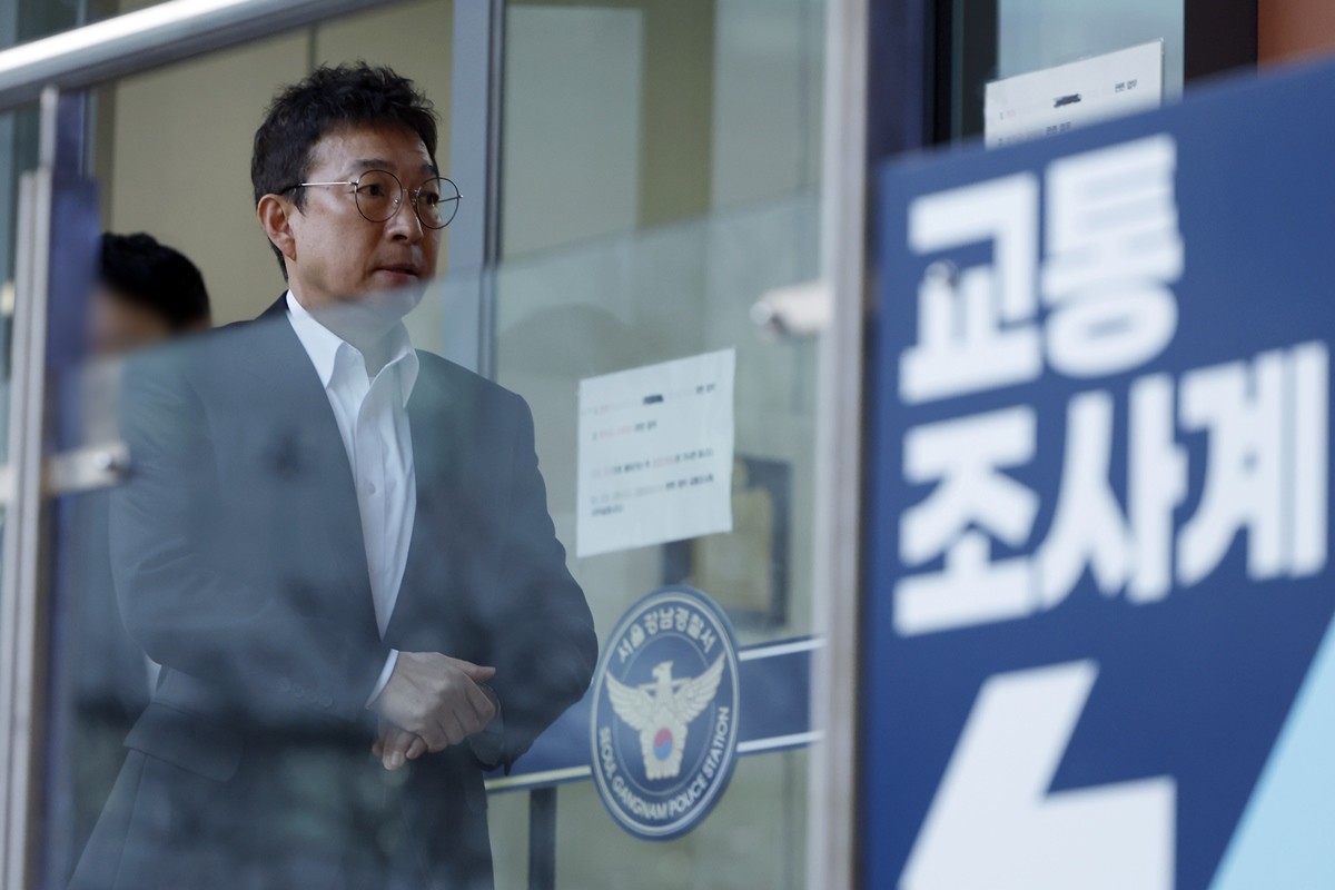 음주운전을 시인한 배우 이재룡이 10일 서울 강남경찰서 교통조사계에서 피의자 신분으로 조사를 받은 뒤 밖으로 나오고 있다. 자료 사진. 서울 강남경찰서는 18일 도로교통법상 음주운전·사고 후 미조치·음주측정 방해 혐의로 이재룡을 서울중앙지검에 불구속 송치했다고 밝혔다. 경찰은 이재룡을 지난 10일 피의자 신분으로 불러 조사하고 그가 이른바 '술타기 수법'을 시도했다고 판단해 음주측정방해 혐의도 적용했다. / 뉴스1