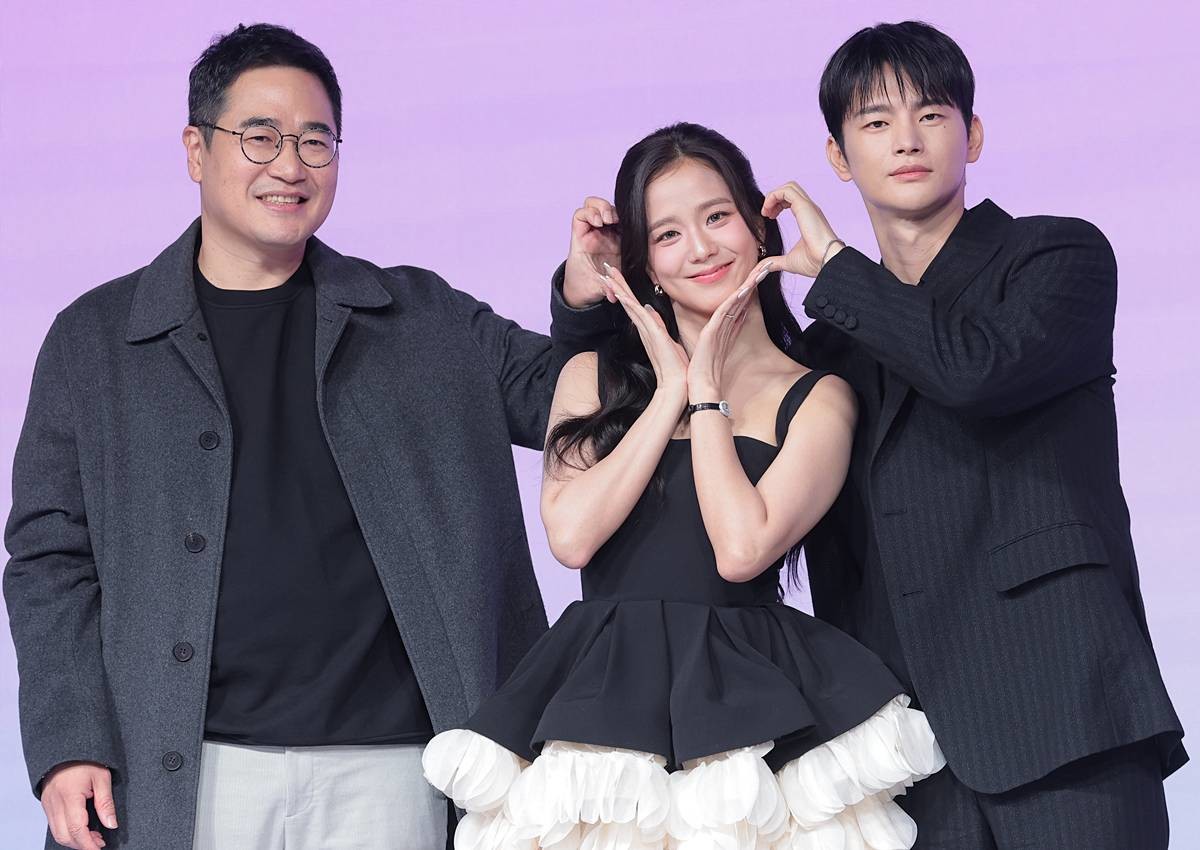 김정식 감독(왼쪽부터)과 배우 지수, 서인국이 지난달 26일 서울 종로구 JW메리어트 동대문스퀘어서울에서 열린 넷플릭스 새 시리즈 '월간남친' 제작발표회에서 포즈를 취하고 있다. '월간남친'은 현실 생활에 지친 웹툰 PD 미래(지수 분)가 가상 연애 시뮬레이션을 통해 연애를 구독하고 체험해 보는 로망 실현 로맨틱 코미디다 / 뉴스1