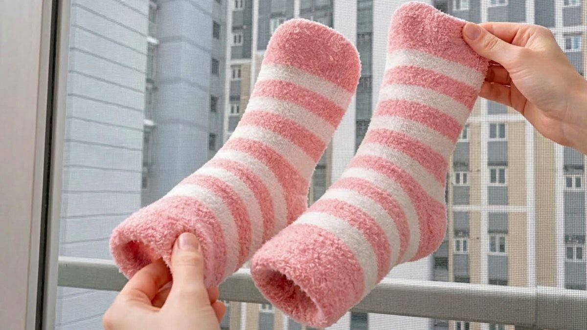 '수면양말을 방충망에...' 기사 내용 토대로 AI툴 활용해 제작한 자료사진.