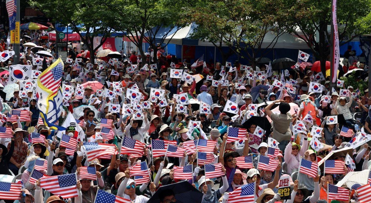 거리의 태극기와 성조기. 자료사진. / 뉴스1