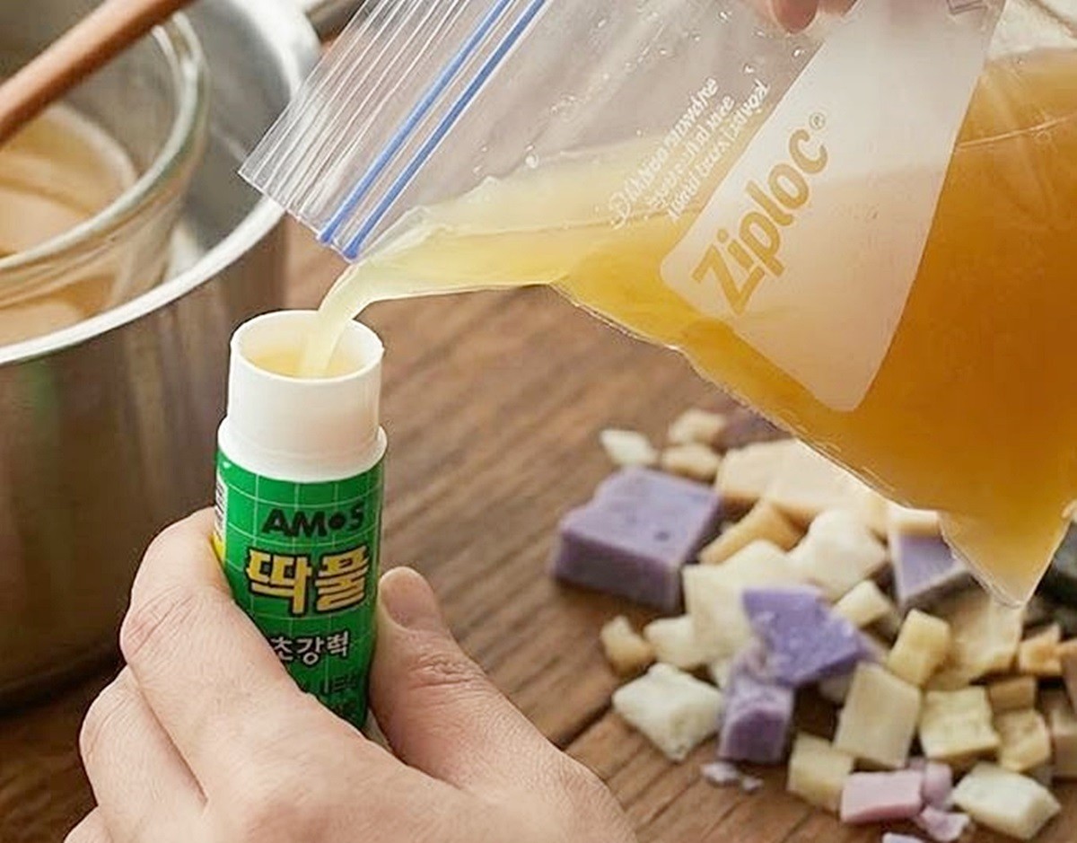 녹인 비누를 딱풀 케이스에 부어주는 모습. 기사 이해를 돕기 위해 AI를 활용해 제작한 자료 사진입니다. 실제 모습과 다소 차이가 있을 수 있습니다.