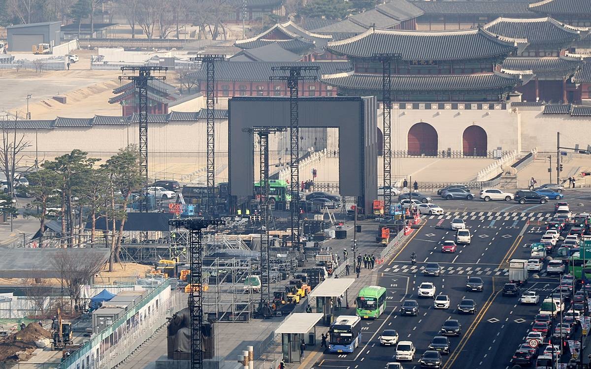 방탄소년단(BTS) 컴백 공연을 나흘 앞둔 17일 오전 서울 광화문광장에서 공연 무대 설치 작업이 분주하게 진행되고 있다