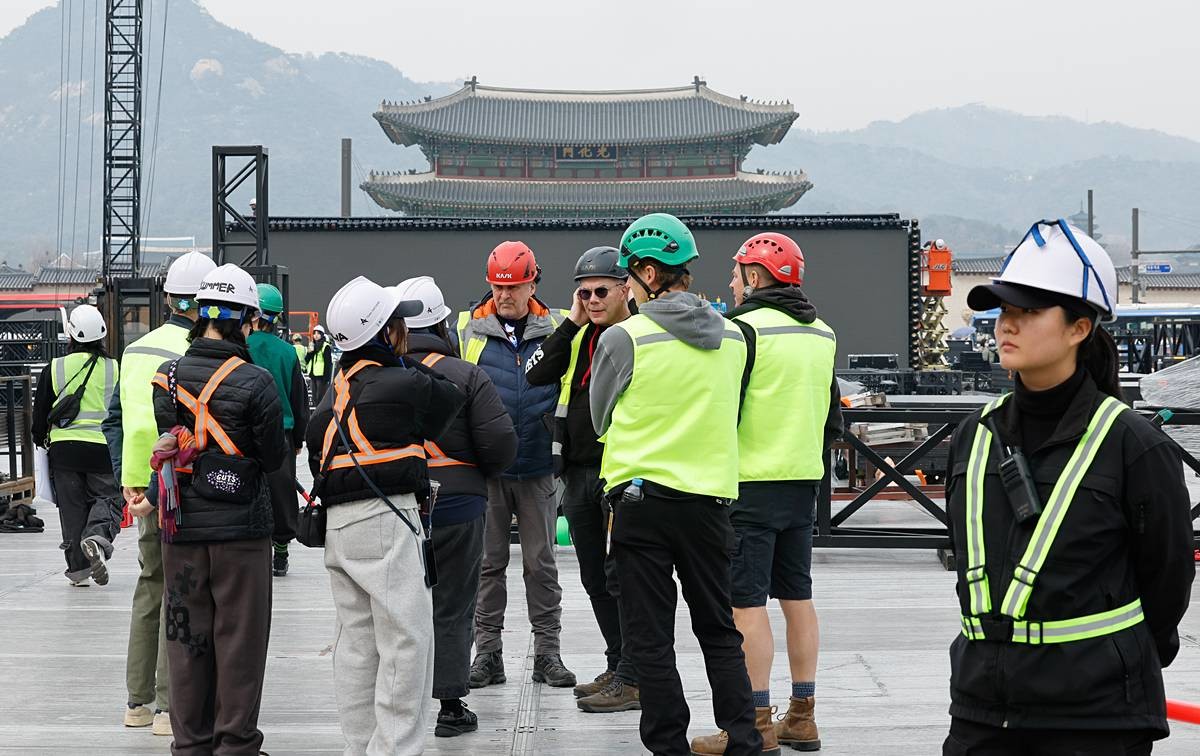 BTS(방탄소년단) 컴백 라이브 ARIRANG(아리랑)을 앞둔 지난 16일 서울 종로구 광화문 광장에서 스태프들이 무대 설치 현장을 살펴보고 있다 / 뉴스1