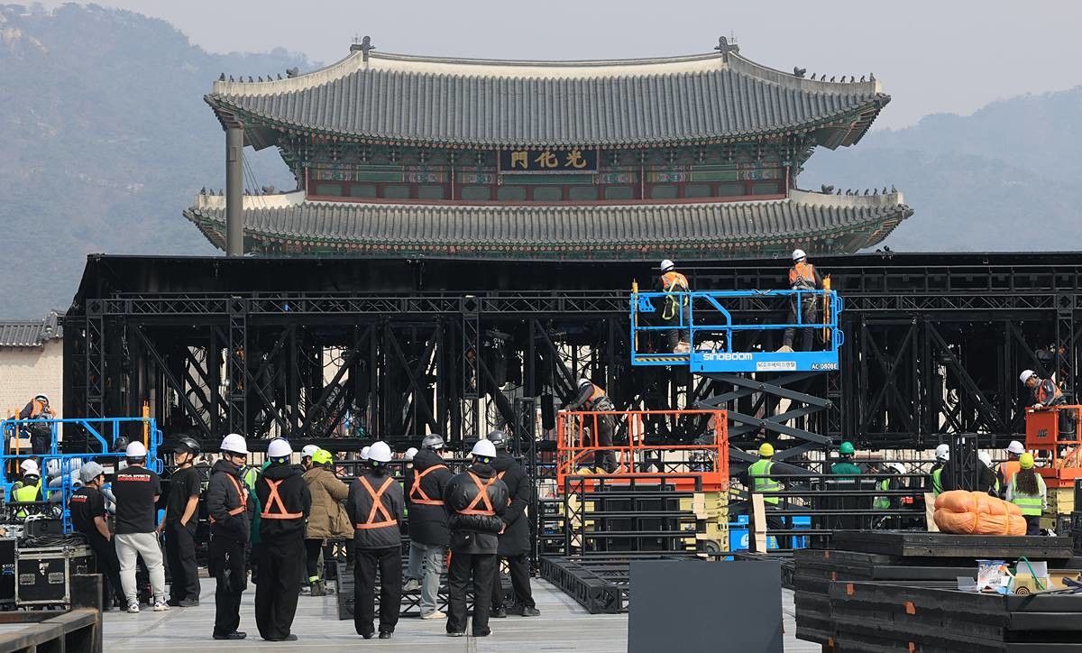 BTS 컴백 공연 무대 설치중인 광화문 광장 / 뉴스1