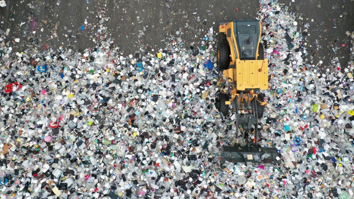 자원순환센터에 가득 쌓인 재활용 쓰레기. 기사의 이해를 돕기 위한 사진 / 뉴스1