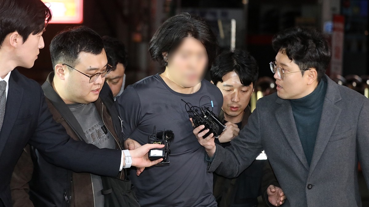 부산의 한 아파트에서 항공사 기장을 흉기로 살해한 혐의를 받는 50대 피의자 A 씨 / 뉴스1