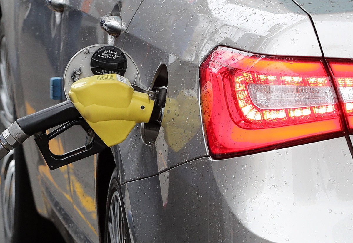 한 주유소에서 한 차량에 휘발유 주유건이 꽂혀 있다. 기사의 이해를 돕기 위한 사진 / 뉴스1