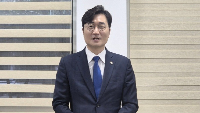 장철민 의원이 18일 대전시의회에서 기자회견을 열고 시민 체감형 정책을 중심을 한 10대 민생공약을 제시하며 '이재명 민생 철학을 대전에서 가장 먼저 실현하겠다'고 밝혔다. / 사진=김지연 기자