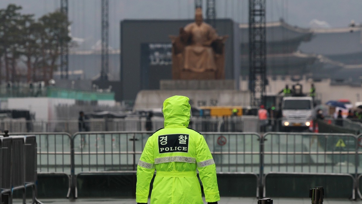 방탄소년단 컴백 공연을 앞둔 광화문 광장에서 경찰이 경계 근무를 서는 모습. / 뉴스1