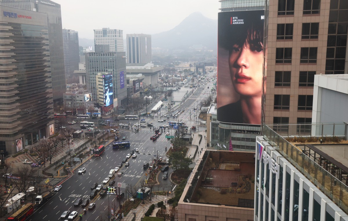 광화문 광장 인근 빌등에 방탄소년단 컴백 공연 광고가 표출되는 모습. / 뉴스1