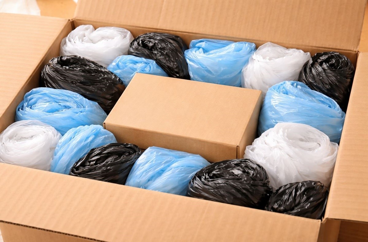 택배 포장 시 집에 남아 있는 비닐봉지를 완충재로 빼곡하게 채워 넣은 모습. 기사 이해를 돕기 위해 AI를 활용해 제작한 자료 사진입니다. 실제 모습과 다소 차이가 있을 수 있습니다.