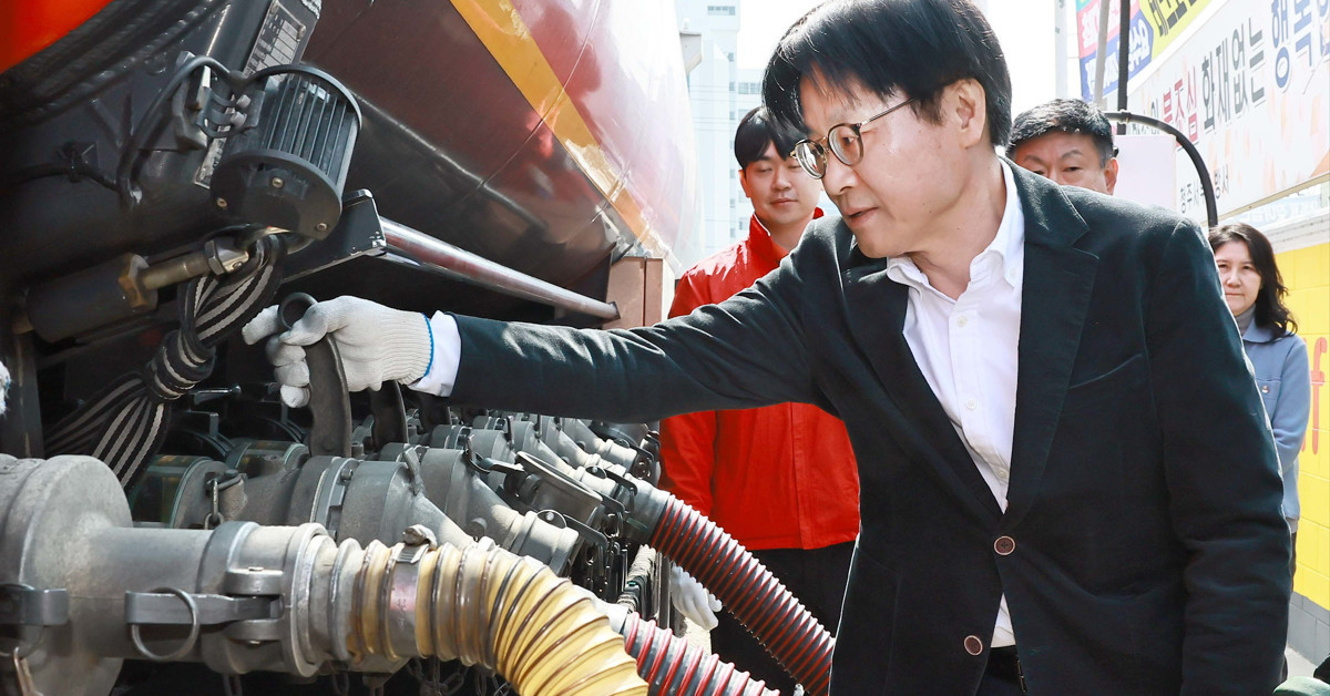 김정관 산업통상부 장관이 알뜰 주유소 가격 동향 현장점검 하는 모습 / 뉴스1