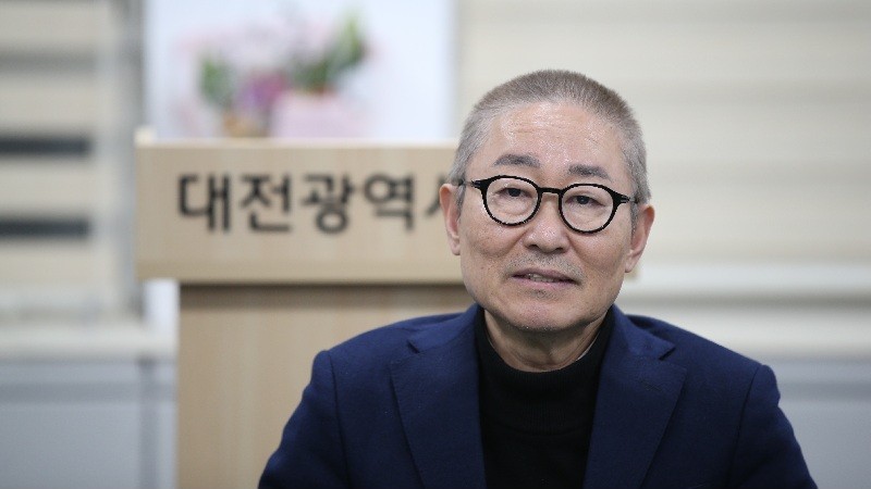 박범계 더불어민주당 국회의원이 18일 대전시의회 기자실에 인사차 방문해 대전시장 불출마 배경에 대해 이야기 하고 있다./사진=김지연 기자