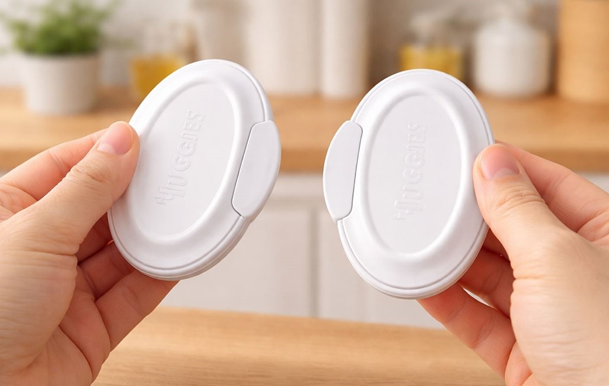 다 쓴 물티슈 뚜껑을 손에 들고 있는 모습. 기사 이해를 돕기 위해 AI를 활용해 제작한 자료 사진입니다. 실제 모습과 다소 차이가 있을 수 있습니다.