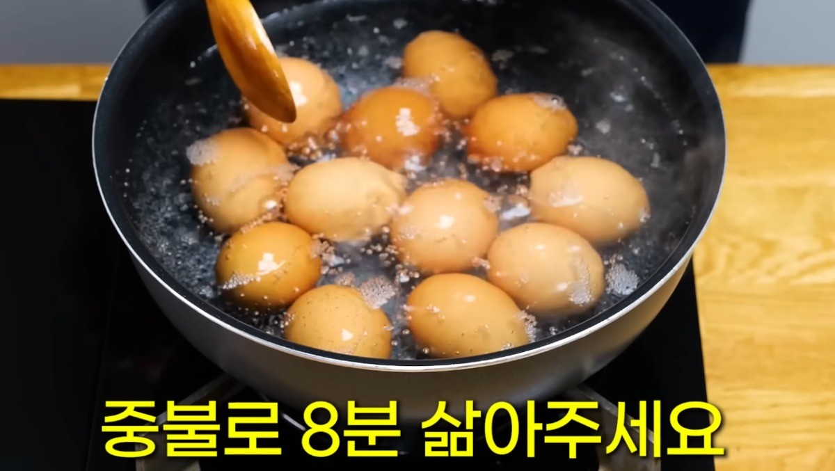 계란을 삶는 모습 / 유튜브 '김대석 셰프TV'