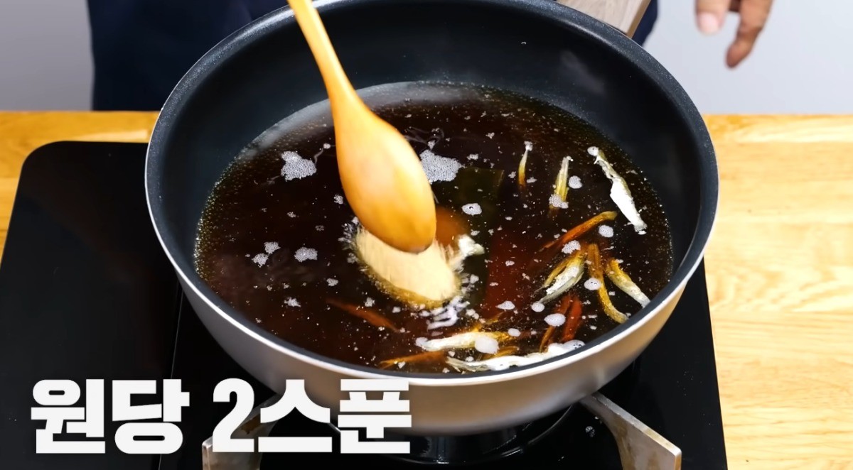 원당을 넣는 모습 / 유튜브 '김대석 셰프TV'