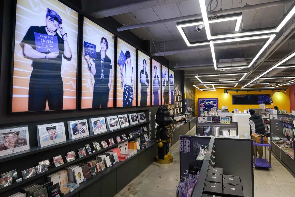 룹 방탄소년단(BTS)의 광화문 공연을 나흘 앞둔 17일 서울 중구 명동거리 한 케이팝 굿즈샵에 BTS 굿즈들이 진열돼 있다. / 연합뉴스