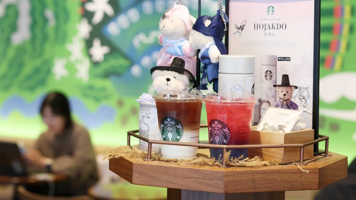서울 중구 스타벅스 환구단점에서 판매 중인 음료와 상품들.  / 연합뉴스