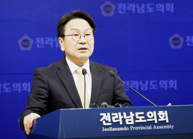 강기정 더불어민주당 전남광주특별시장 경선 후보가 18일 전남도의회에서 무안공항을 중심으로 한 ‘서남권 100만 글로벌 공항도시’ 비전을 발표하고 있다.