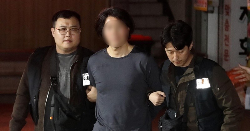 부산의 한 아파트에서 항공사 기장을 흉기로 살해한 혐의를 받는 50대 피의자 A 씨가 17일 오후 부산진경찰서로 압송되고 있다. A 씨는 전 직장 동료인 국내 항공사 기장 B 씨(50대·남)를 살해한 후 울산의 한 모텔에 숨어있다가 경찰에 붙잡혔다. / 뉴스1