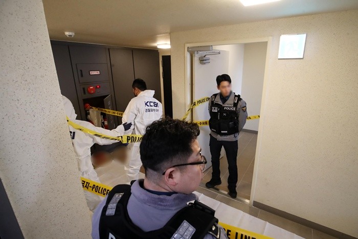 17일 부산 부산진구 한 아파트에서 50대 현직 항공사 기장 A 씨가 흉기에 찔려 숨진 채 발견된 가운데 경찰 과학수사대 관계자들이 사건 현장을 조사하고 있다. / 뉴스1