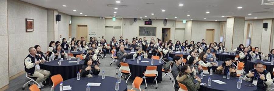 치유 프로그램 체험으로 진행된 향치유 프로그램에서 참가자들이 활동에 참여하고 있다.