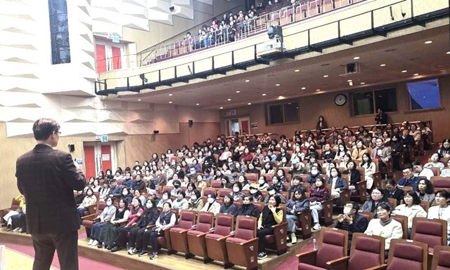 나주시는 지난 17일 나주시 문화예술회관에서 장기요양기관, 노인맞춤돌봄서비스기관, 장애인복지시설 종사자 400여 명을 대상으로 폭력예방 및 직장 내 갑질 근절 교육을 실시했다.
