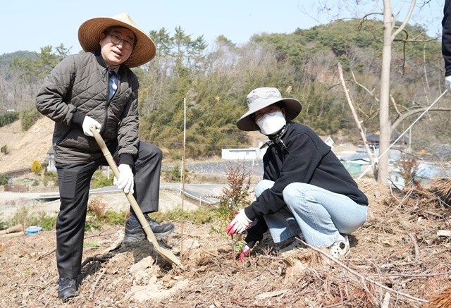강상구 부시장(왼쪽)이 지역 기관단체, 공직자들과 함께 나무심기에 동참했다