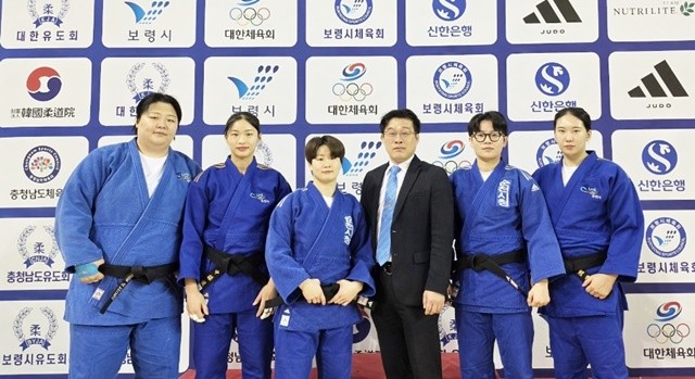 순천시청팀(좌측에서부터 신지영, 신채원, 양서우, 김양호 감독, 김지정, 이윤선)이 보령에서 열리는 2026 회장기 전국유도대회에서 단체사진을 촬영하고 있다</p>