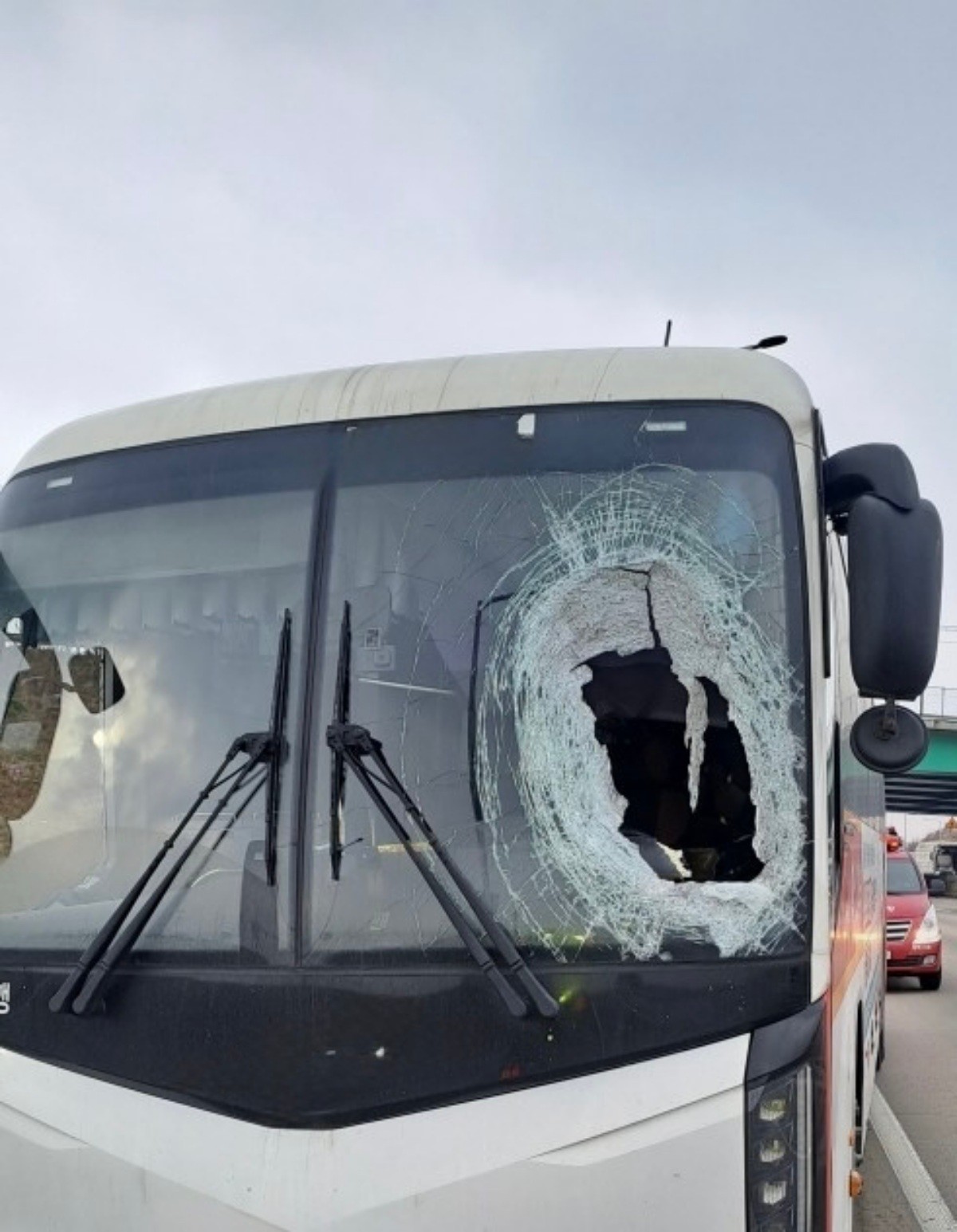 화물차 바퀴가 충격한 고속버스. / 경기도소방재난본부 제공.