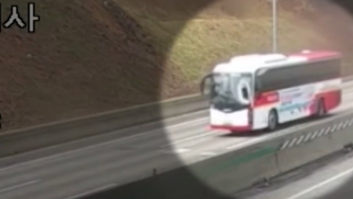 트럭서 빠진 바퀴에 부딪혀 파손된 차량. / SBS 뉴스 보도화면 캡처