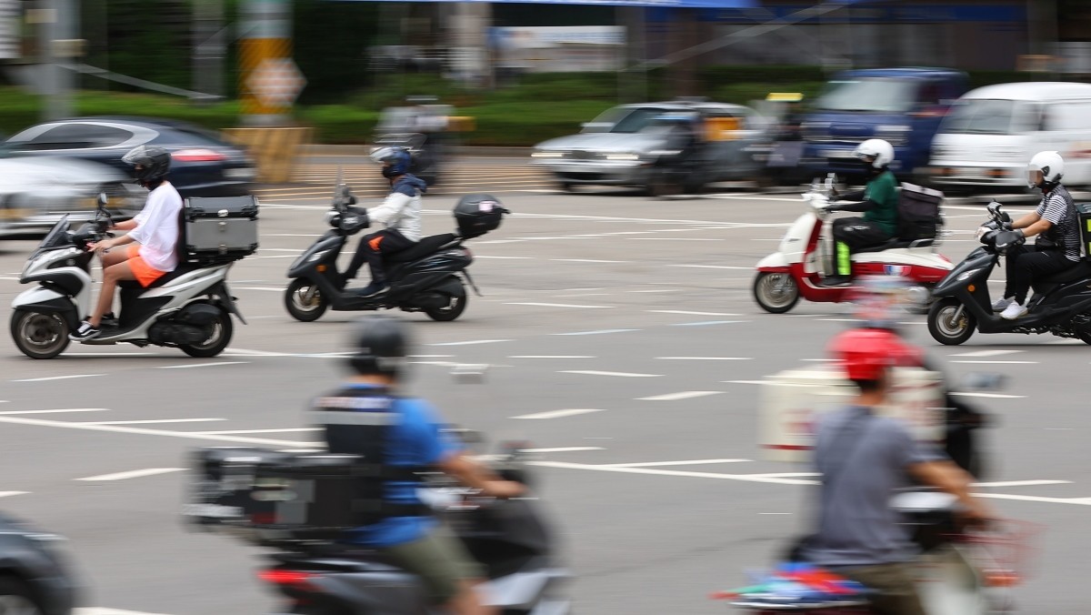 시내에 이륜차들이 지나가고 있다. 기사의 이해를 돕기 위한 사진 / 연합뉴스